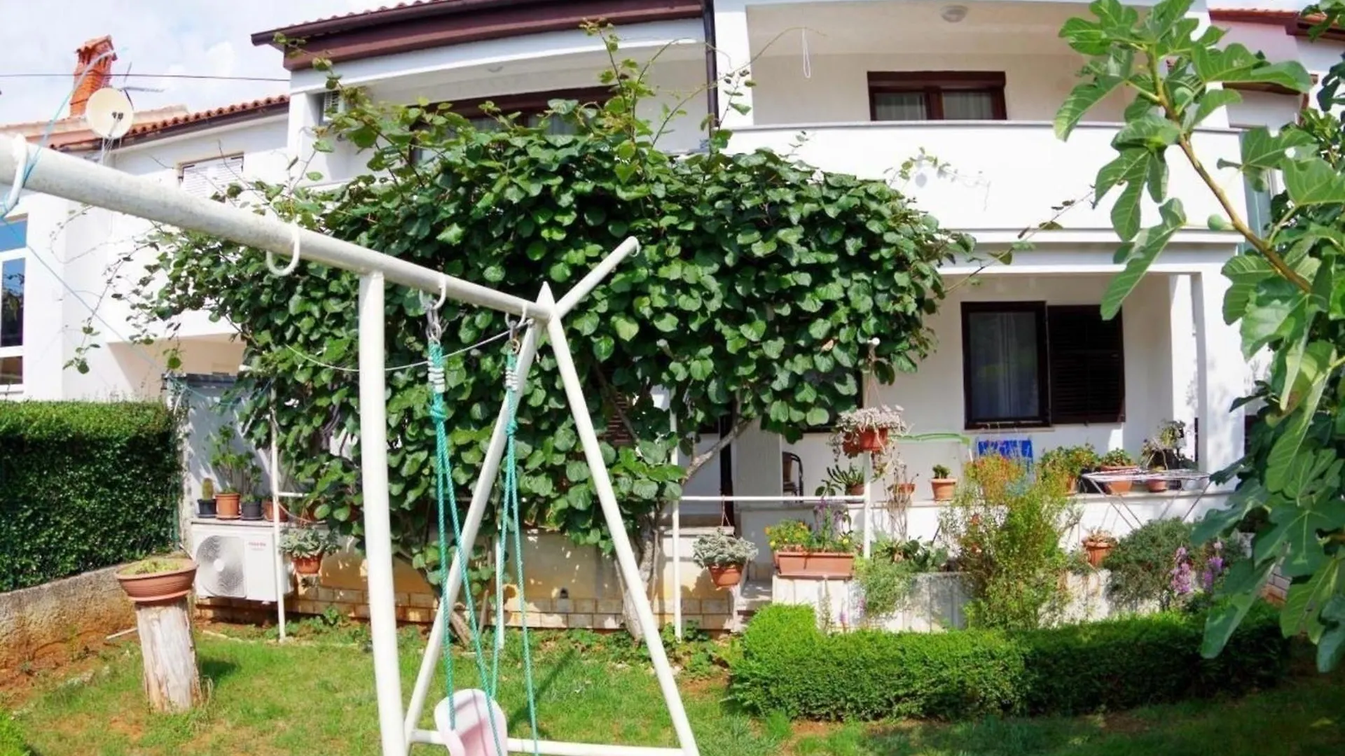 Geraeumige Ferienwohnung In Fazana Mit Gemeinsamem Grill Valbandon 0*,  Croatia